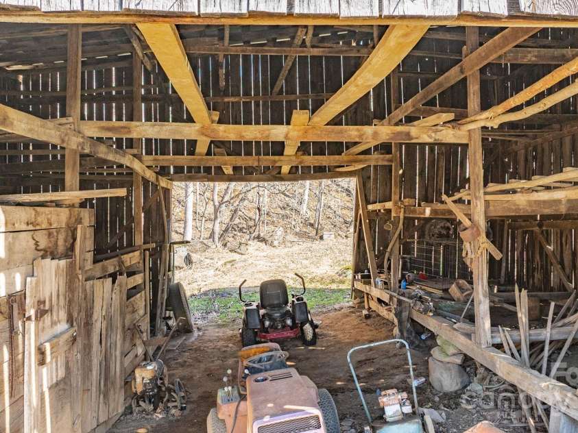 9380 226 Highway, Bakersville, NC 28705.  MLS# CAR4226931, YatesRealty ID 3886. 