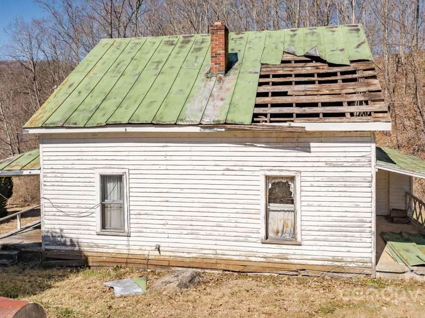 9380 226 Highway, Bakersville, NC 28705.  MLS# CAR4226931, YatesRealty ID 3886. 