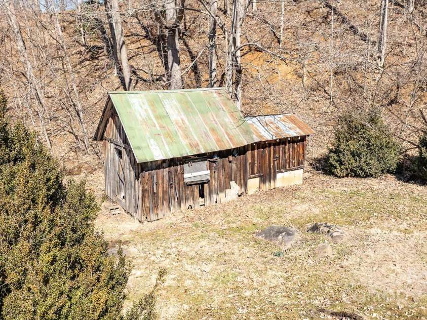 9380 226 Highway, Bakersville, NC 28705.  MLS# CAR4226931, YatesRealty ID 3886. 