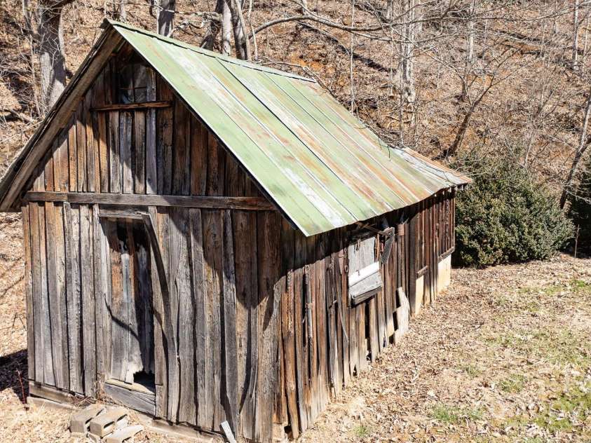 9380 226 Highway, Bakersville, NC 28705.  MLS# CAR4226931, YatesRealty ID 3886. 