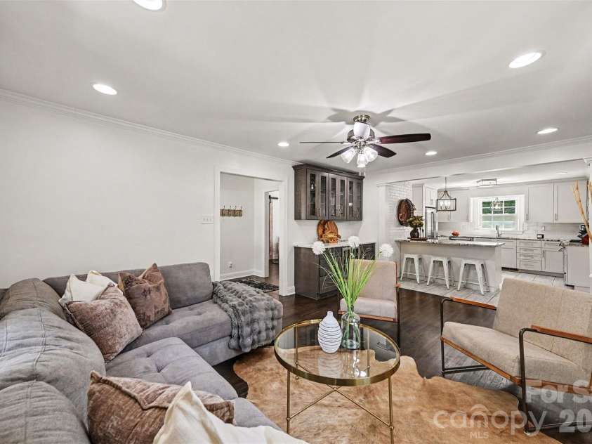 4323 Emory Lane, Charlotte, NC 28211.  MLS# CAR4402642, YatesRealty ID 38863. 