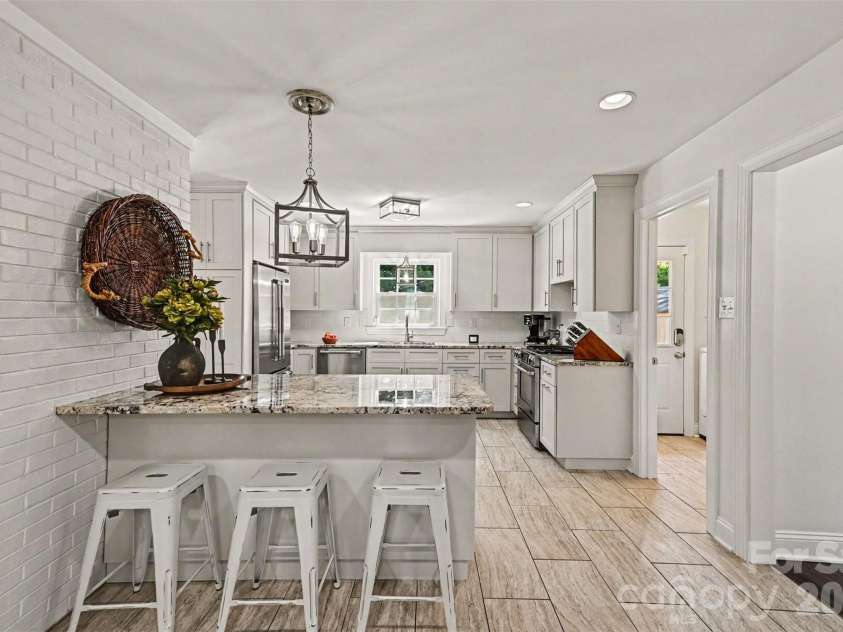 4323 Emory Lane, Charlotte, NC 28211.  MLS# CAR4402642, YatesRealty ID 38863. 