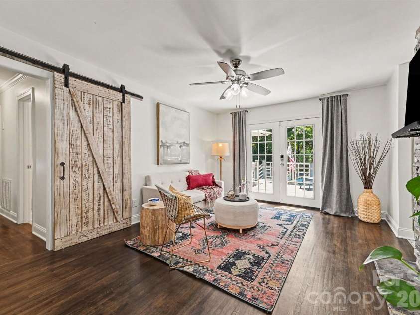 4323 Emory Lane, Charlotte, NC 28211.  MLS# CAR4402642, YatesRealty ID 38863. 