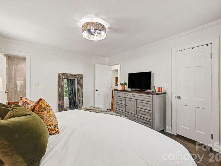 4323 Emory Lane, Charlotte, NC 28211.  MLS# CAR4402642, YatesRealty ID 38863. 