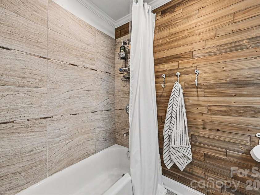 4323 Emory Lane, Charlotte, NC 28211.  MLS# CAR4402642, YatesRealty ID 38863. 