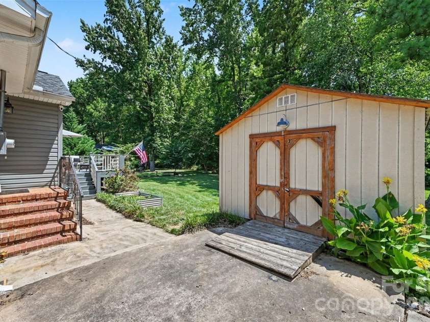 4323 Emory Lane, Charlotte, NC 28211.  MLS# CAR4402642, YatesRealty ID 38863. 