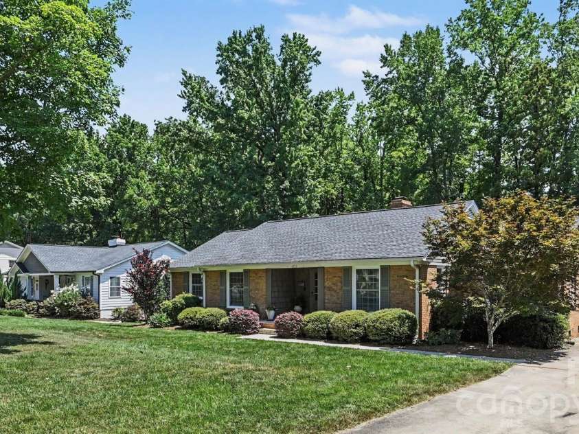 4323 Emory Lane, Charlotte, NC 28211.  MLS# CAR4402642, YatesRealty ID 38863. 