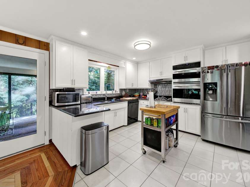 2311 Laurelwood Circle, Charlotte, NC 28214.  MLS# CAR4401523, YatesRealty ID 38874. 