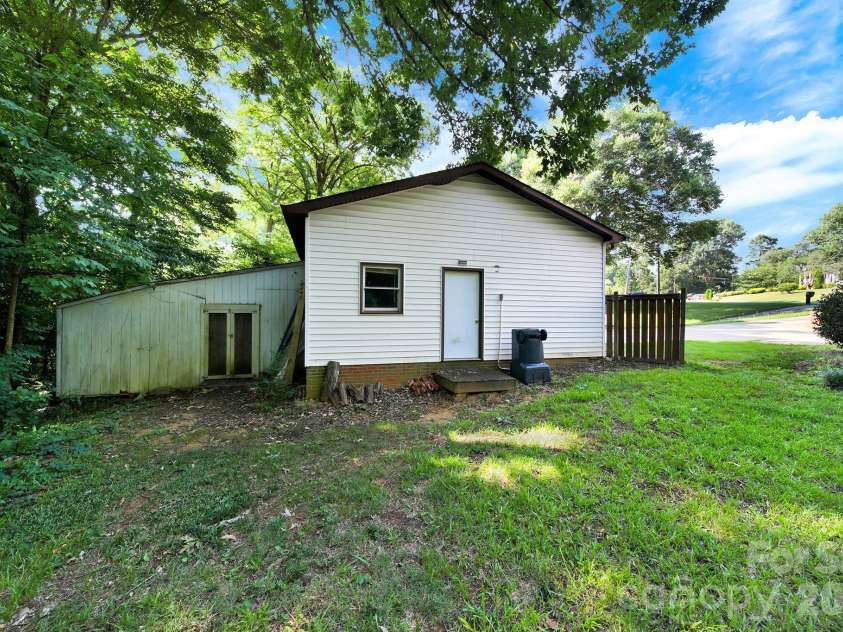 2311 Laurelwood Circle, Charlotte, NC 28214.  MLS# CAR4401523, YatesRealty ID 38874. 