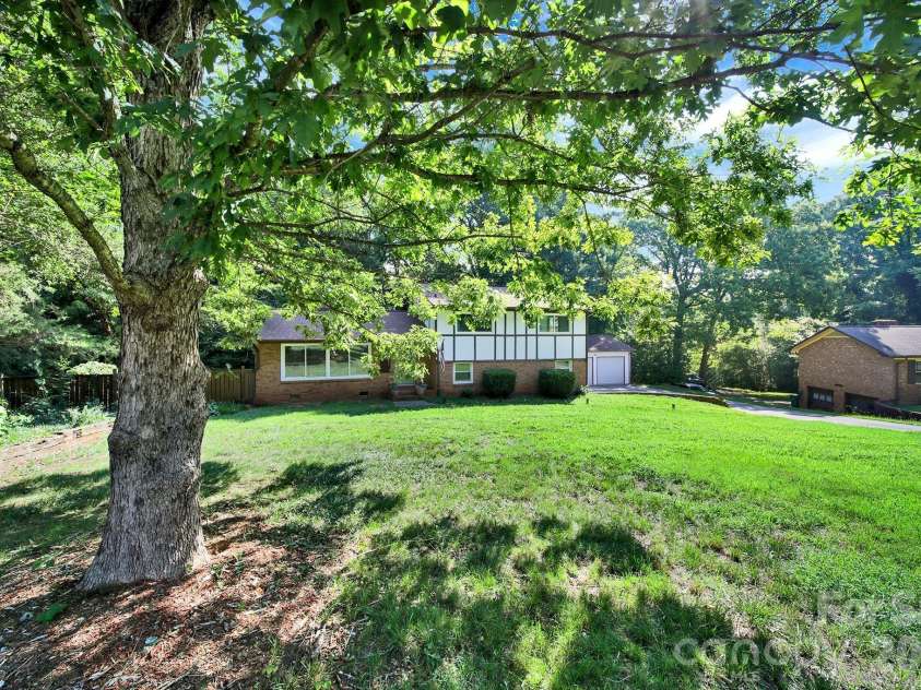 2311 Laurelwood Circle, Charlotte, NC 28214.  MLS# CAR4401523, YatesRealty ID 38874. 