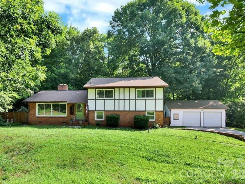 2311 Laurelwood Circle, Charlotte, NC 28214.  MLS# CAR4401523, YatesRealty ID 38874. 