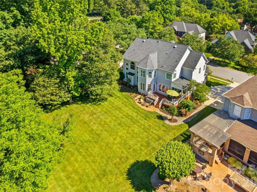 16203 Northstone Drive, Huntersville, NC 28078.  MLS# CAR4400961, YatesRealty ID 38876. Flat backyard with lush green grass maintained using the in-ground irrigation system.