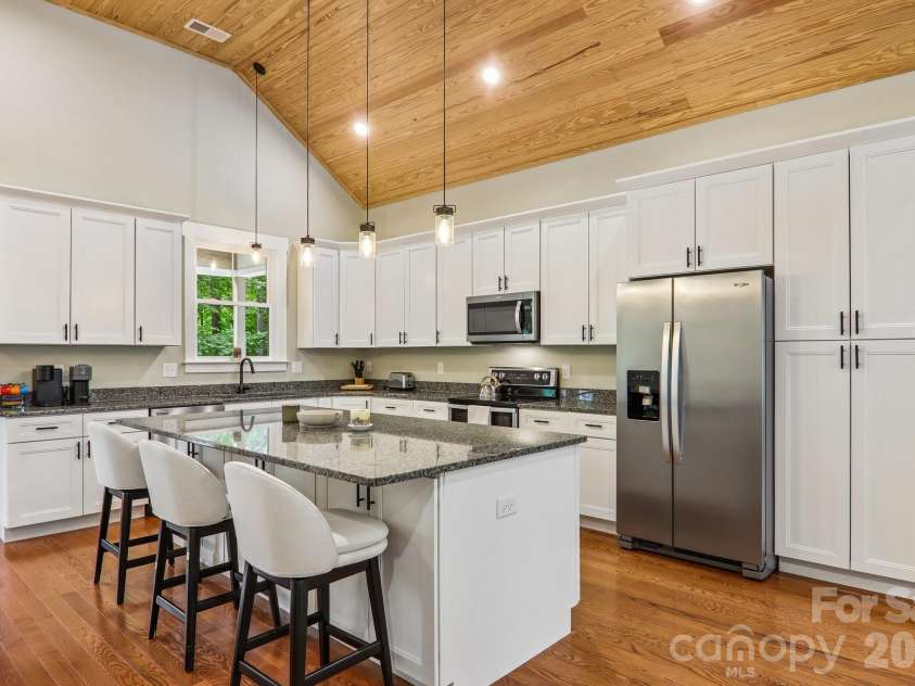 318 Cider Hill Lane, Hendersonville, NC 28792.  MLS# CAR4384067, YatesRealty ID 38882. 