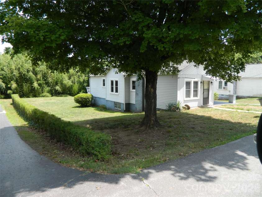 129 Edgebrook Place, Lenoir, NC 28645.  MLS# CAR4395446, YatesRealty ID 38883. 