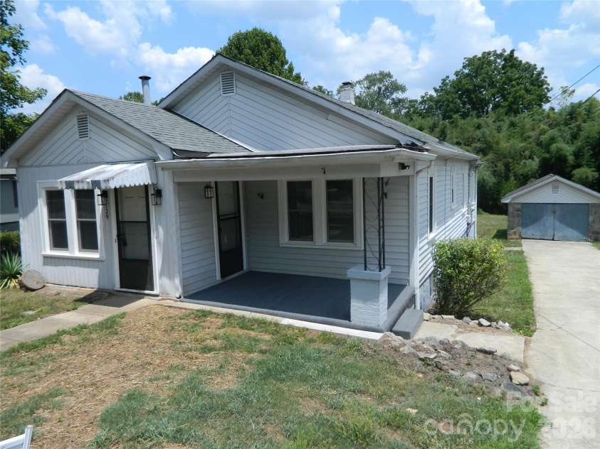 129 Edgebrook Place, Lenoir, NC 28645.  MLS# CAR4395446, YatesRealty ID 38883. 