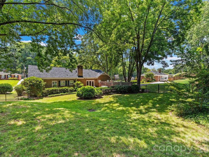 3826 Severn Avenue, Charlotte, NC 28210.  MLS# CAR4399028, YatesRealty ID 38884. 