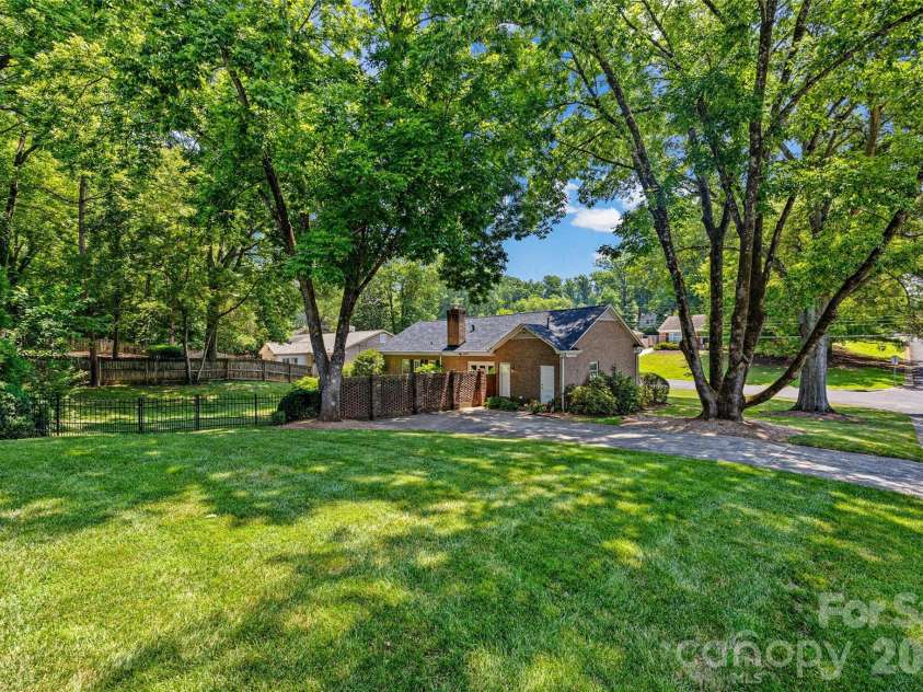 3826 Severn Avenue, Charlotte, NC 28210.  MLS# CAR4399028, YatesRealty ID 38884. 