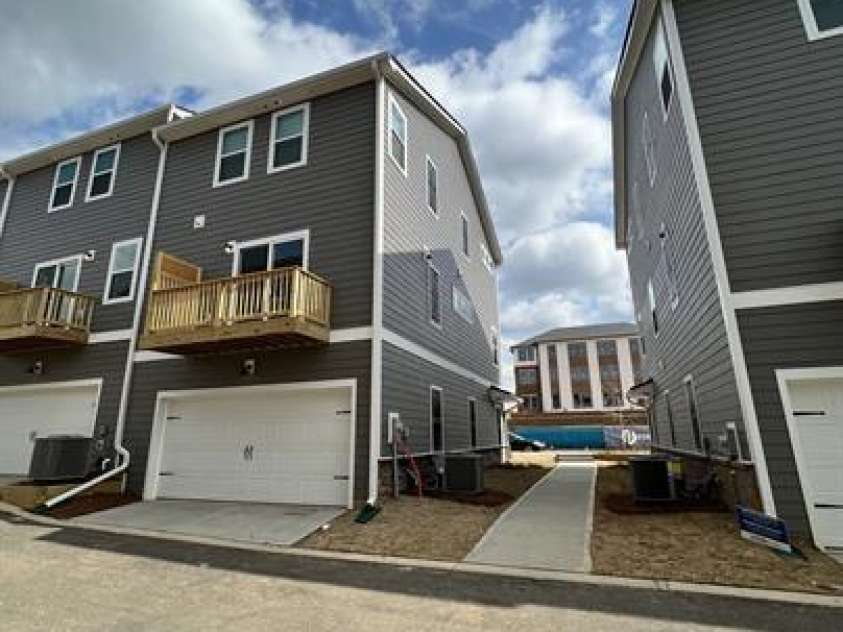 3754 Memorial Parkway, Charlotte, NC 28217.  MLS# CAR4361248, YatesRealty ID 38885. 