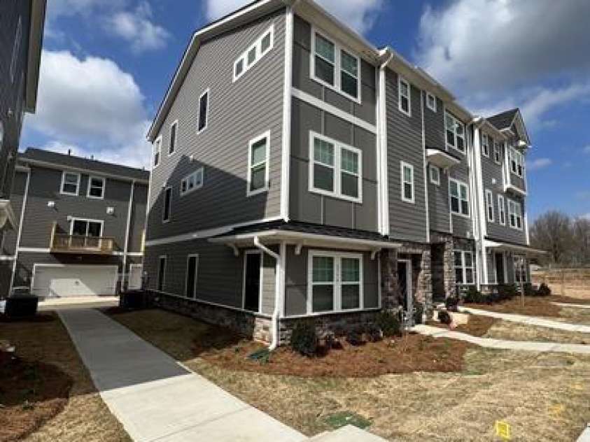 3754 Memorial Parkway, Charlotte, NC 28217.  MLS# CAR4361248, YatesRealty ID 38885. End Unit