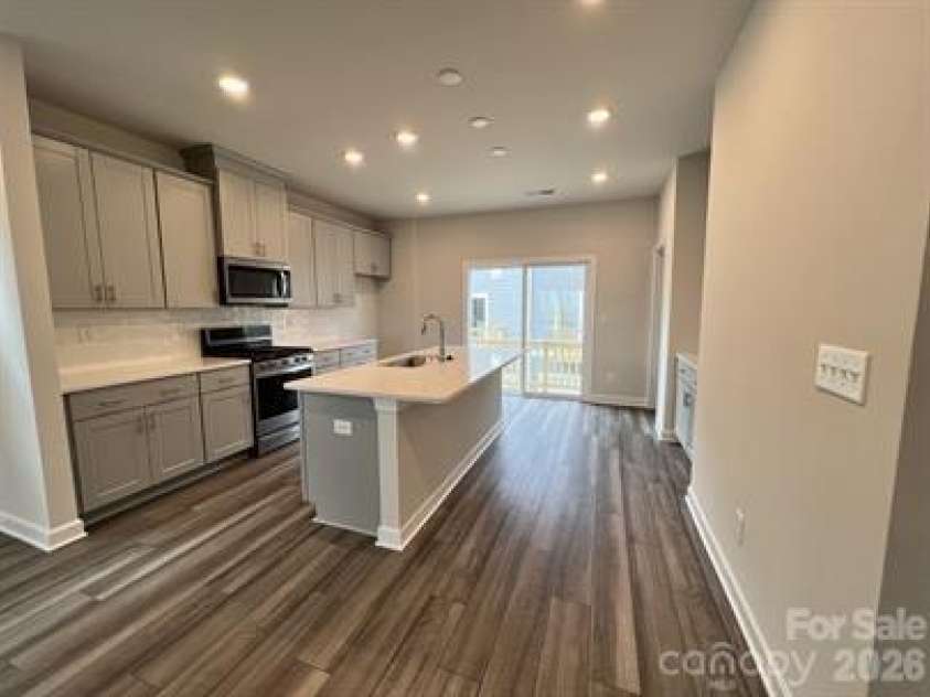 3754 Memorial Parkway, Charlotte, NC 28217.  MLS# CAR4361248, YatesRealty ID 38885. Kitchen