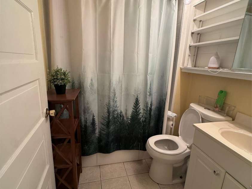 4220 Harvard Avenue, Greensboro, NC 27407.  MLS# CAR4405313, YatesRealty ID 38886. Full Bathroom