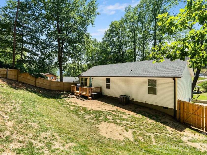 98 Dryid Hill Road, Swannanoa, NC 28778.  MLS# CAR4400230, YatesRealty ID 38887. 
