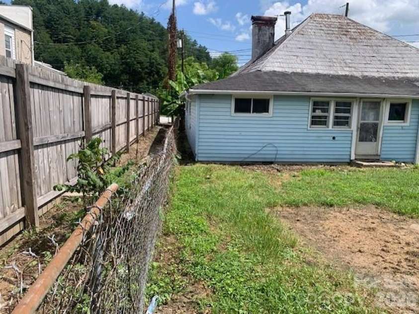 28 CHESTNUT Street, Rosman, NC 28712.  MLS# CAR4406002, YatesRealty ID 38891. 