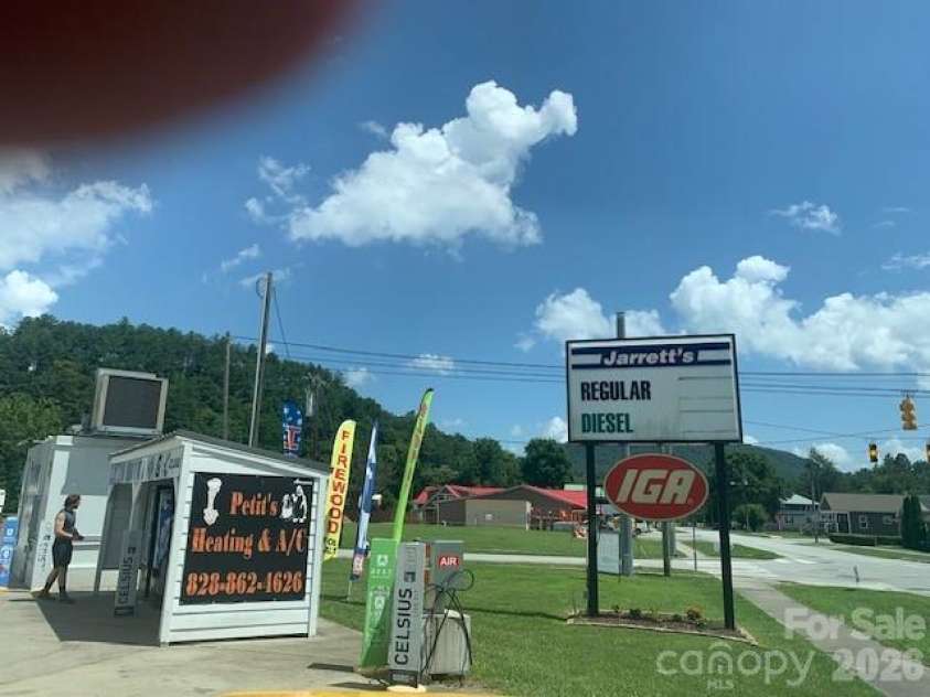 28 CHESTNUT Street, Rosman, NC 28712.  MLS# CAR4406002, YatesRealty ID 38891. 