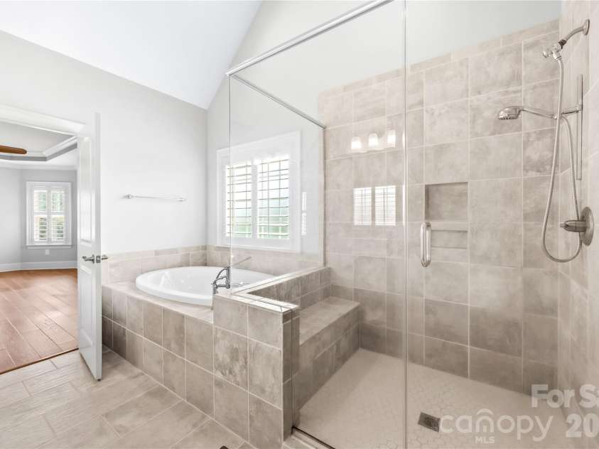 179 Hidden Meadows Drive, Mooresville, NC 28117.  MLS# CAR4406163, YatesRealty ID 38892. Master Bath with Tub