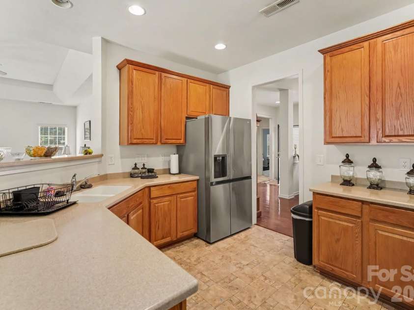 6900 Daisy Bee Court, Charlotte, NC 28126.  MLS# CAR4405840, YatesRealty ID 38899. Kitchen