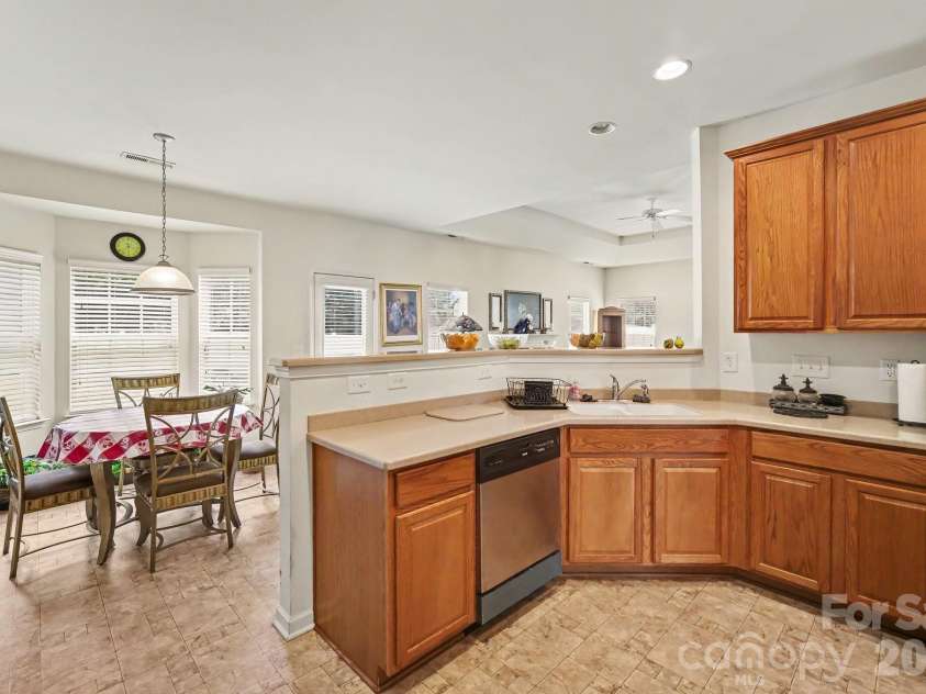 6900 Daisy Bee Court, Charlotte, NC 28126.  MLS# CAR4405840, YatesRealty ID 38899. Kitchen