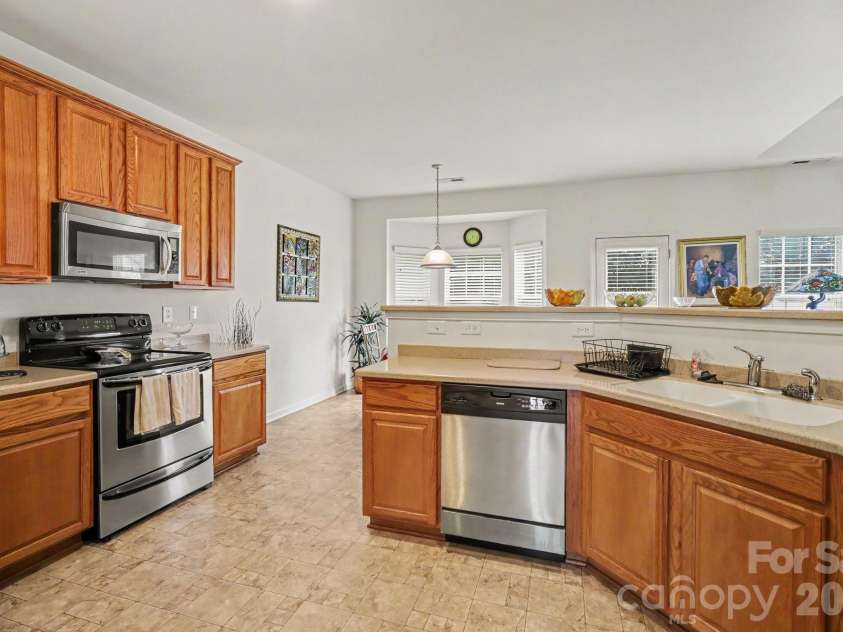 6900 Daisy Bee Court, Charlotte, NC 28126.  MLS# CAR4405840, YatesRealty ID 38899. Kitchen