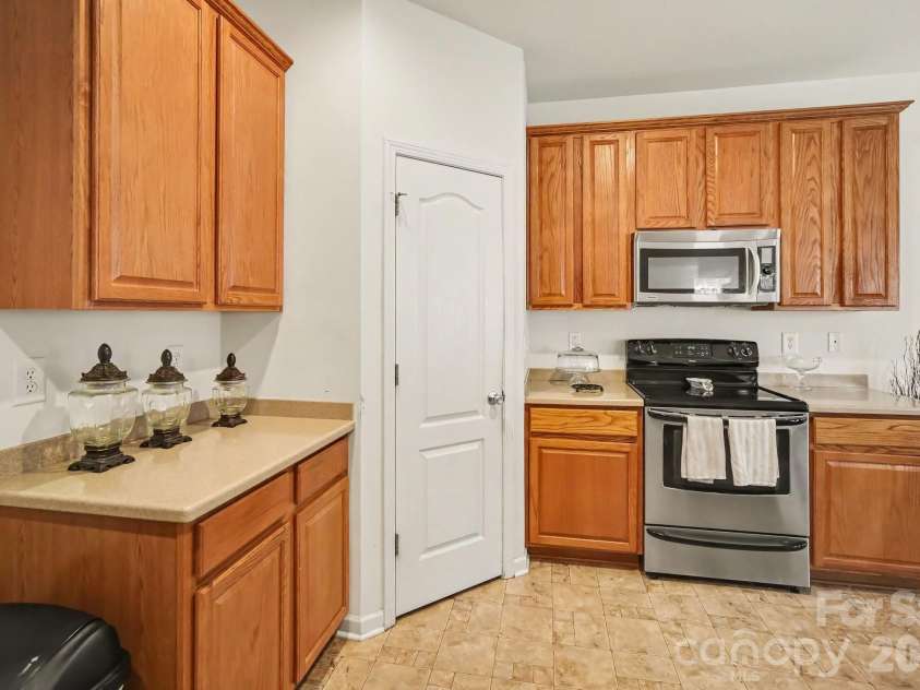 6900 Daisy Bee Court, Charlotte, NC 28126.  MLS# CAR4405840, YatesRealty ID 38899. Kitchen