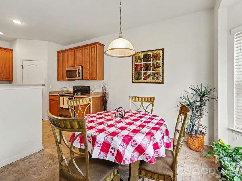 6900 Daisy Bee Court, Charlotte, NC 28126.  MLS# CAR4405840, YatesRealty ID 38899. Kitchen and breakfast nook