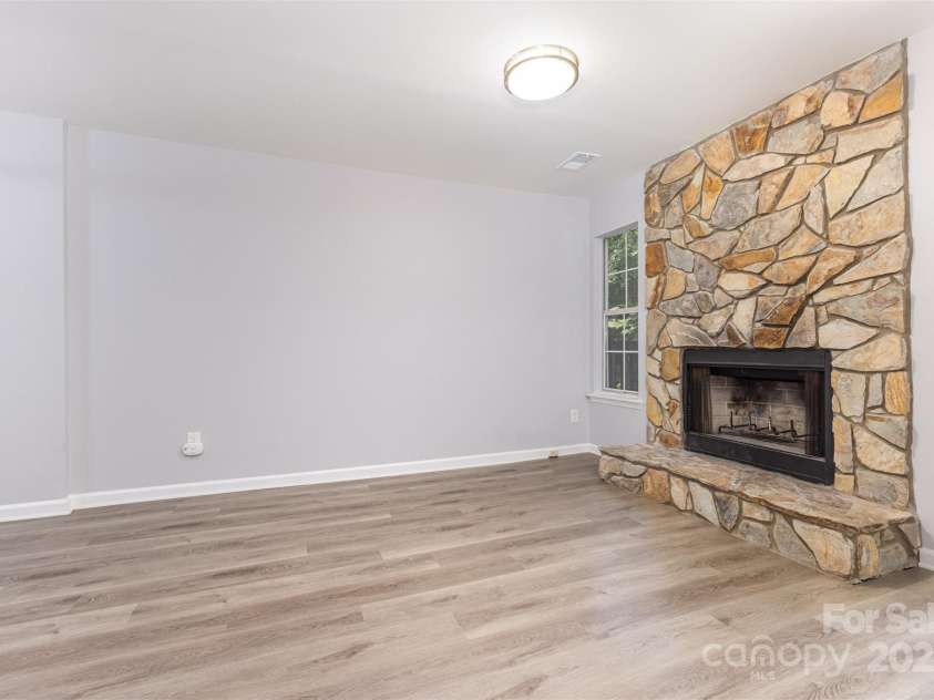 6319 Windsor Gate Lane, Charlotte, NC 28215.  MLS# CAR4296312, YatesRealty ID 3890. 