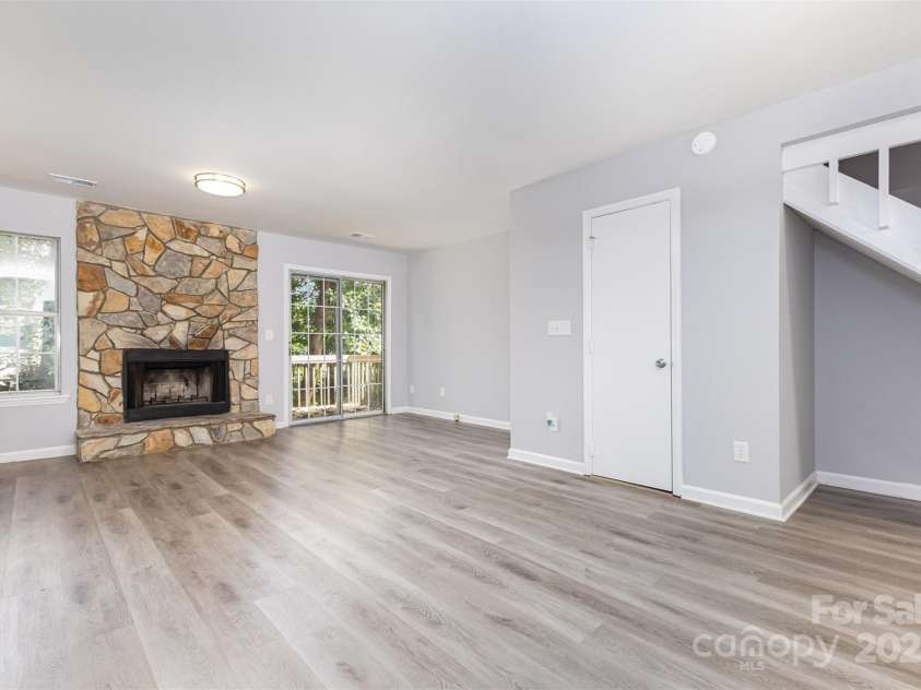 6319 Windsor Gate Lane, Charlotte, NC 28215.  MLS# CAR4296312, YatesRealty ID 3890. 