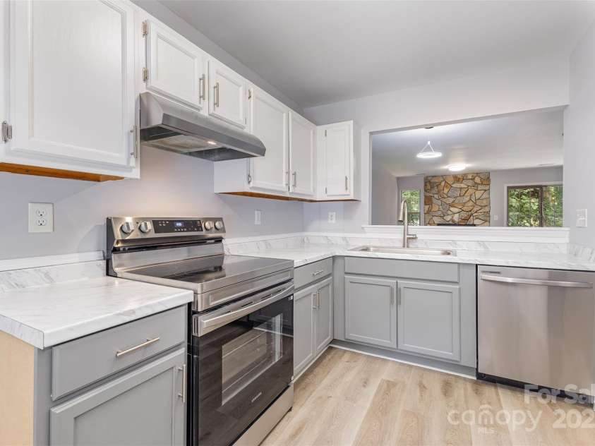 6319 Windsor Gate Lane, Charlotte, NC 28215.  MLS# CAR4296312, YatesRealty ID 3890. 