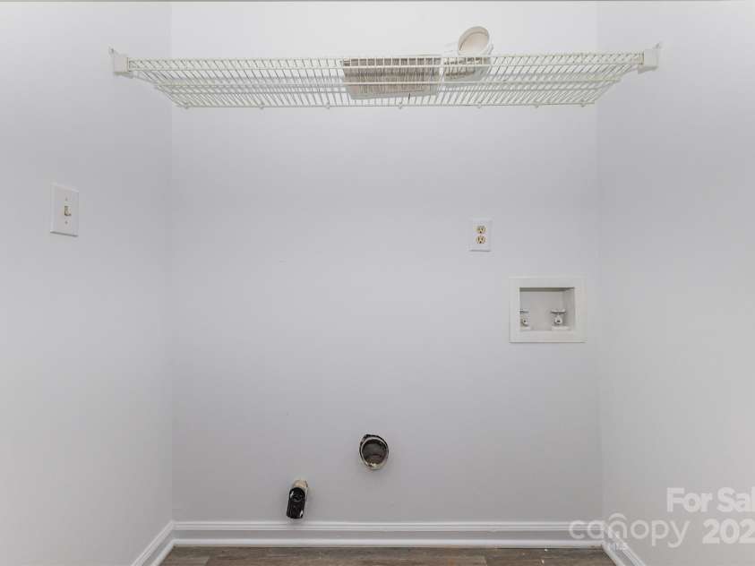 6319 Windsor Gate Lane, Charlotte, NC 28215.  MLS# CAR4296312, YatesRealty ID 3890. 