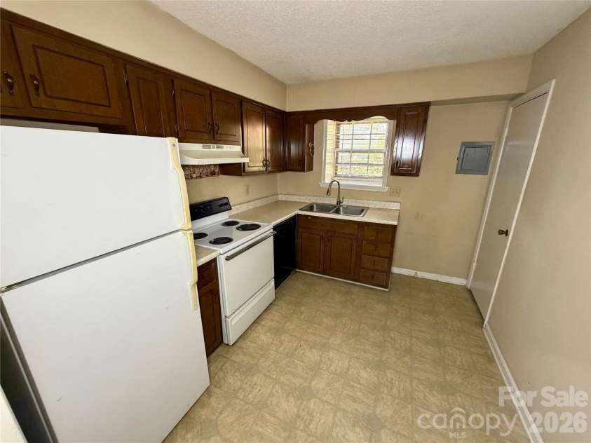 5805 Hunting Ridge Lane, Charlotte, NC 28212.  MLS# CAR4405871, YatesRealty ID 38900. 