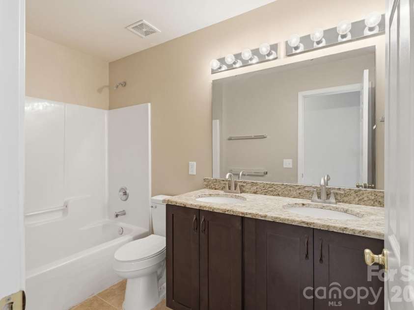 5219 Bentgrass Run Drive, Charlotte, NC 28269.  MLS# CAR4399258, YatesRealty ID 38901. 2nd Full Bath
