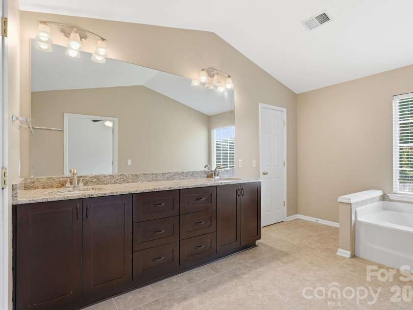 5219 Bentgrass Run Drive, Charlotte, NC 28269.  MLS# CAR4399258, YatesRealty ID 38901. Primary Bath