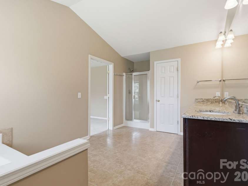 5219 Bentgrass Run Drive, Charlotte, NC 28269.  MLS# CAR4399258, YatesRealty ID 38901. Primary Bath