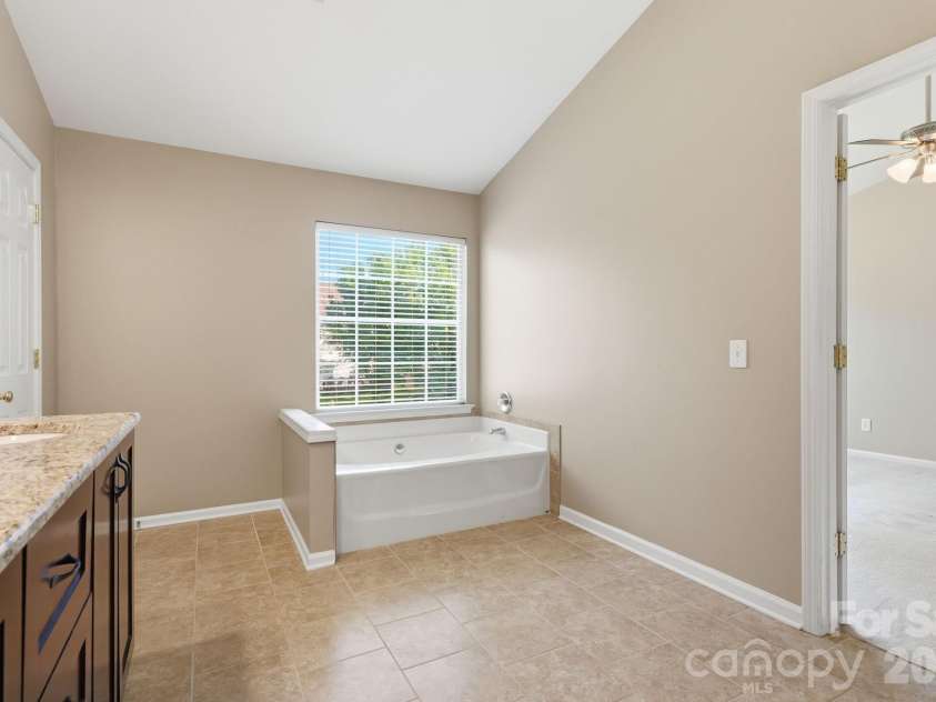 5219 Bentgrass Run Drive, Charlotte, NC 28269.  MLS# CAR4399258, YatesRealty ID 38901. Primary Bath