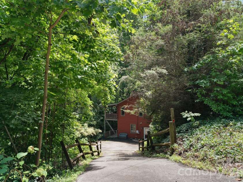 976 Wildcat Run, Maggie Valley, NC 28751.  MLS# CAR4405599, YatesRealty ID 38903. 