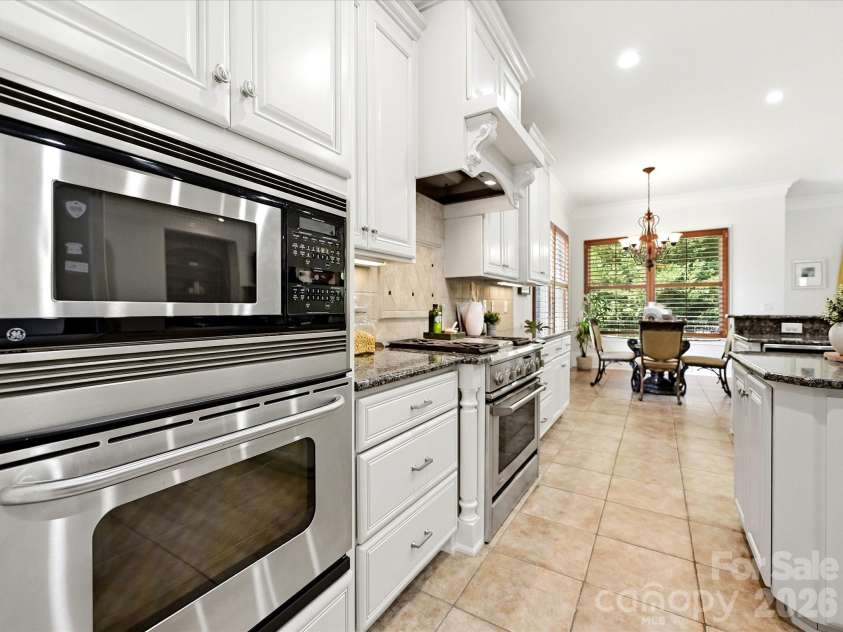 6806 Larrisa Court, Charlotte, NC 28226.  MLS# CAR4333871, YatesRealty ID 38909. Kitchen
