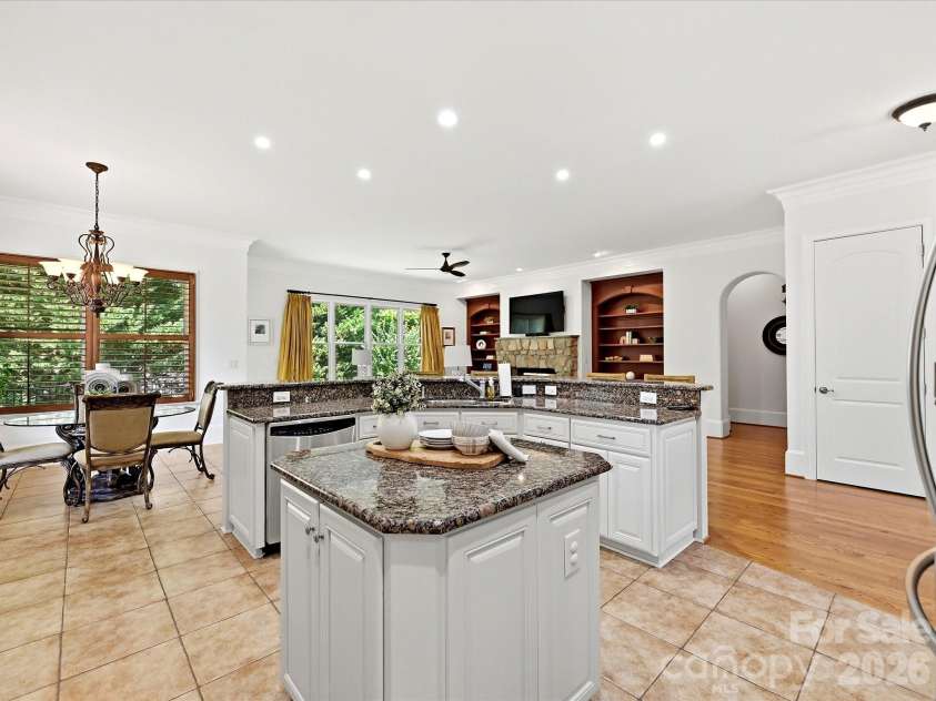 6806 Larrisa Court, Charlotte, NC 28226.  MLS# CAR4333871, YatesRealty ID 38909. Kitchen