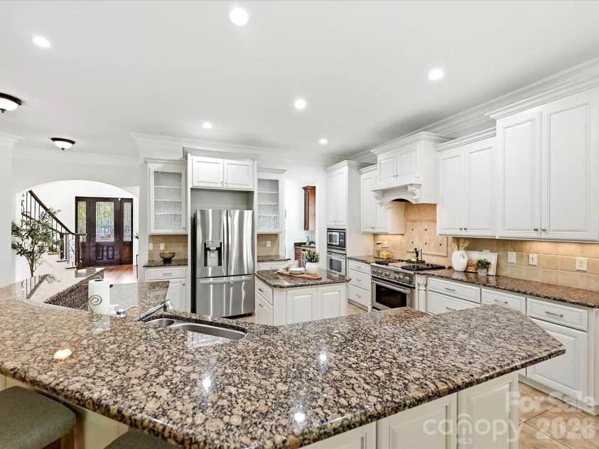 6806 Larrisa Court, Charlotte, NC 28226.  MLS# CAR4333871, YatesRealty ID 38909. Kitchen