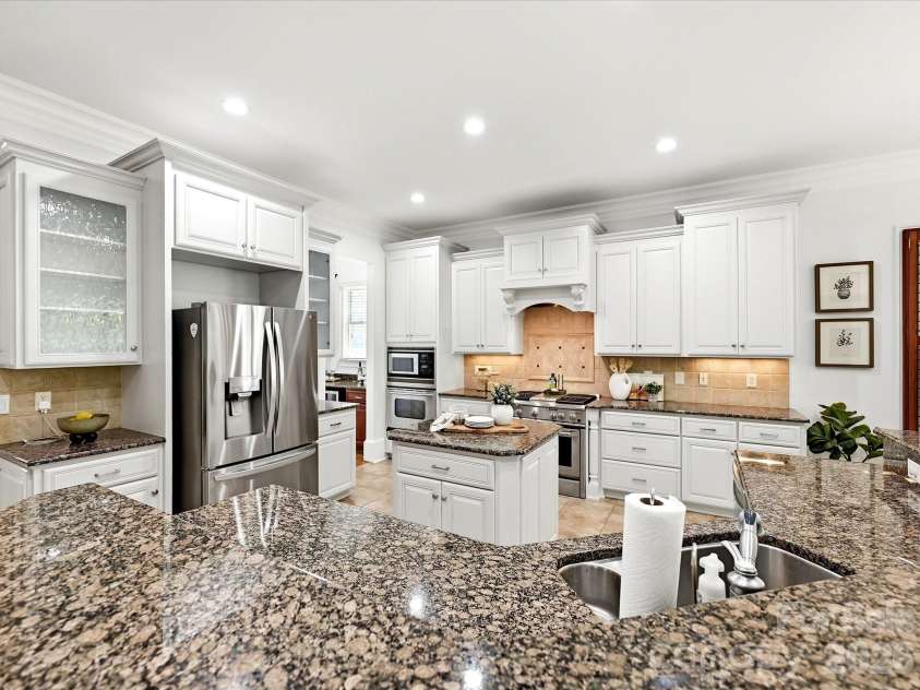 6806 Larrisa Court, Charlotte, NC 28226.  MLS# CAR4333871, YatesRealty ID 38909. Kitchen