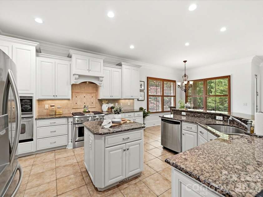 6806 Larrisa Court, Charlotte, NC 28226.  MLS# CAR4333871, YatesRealty ID 38909. Kitchen