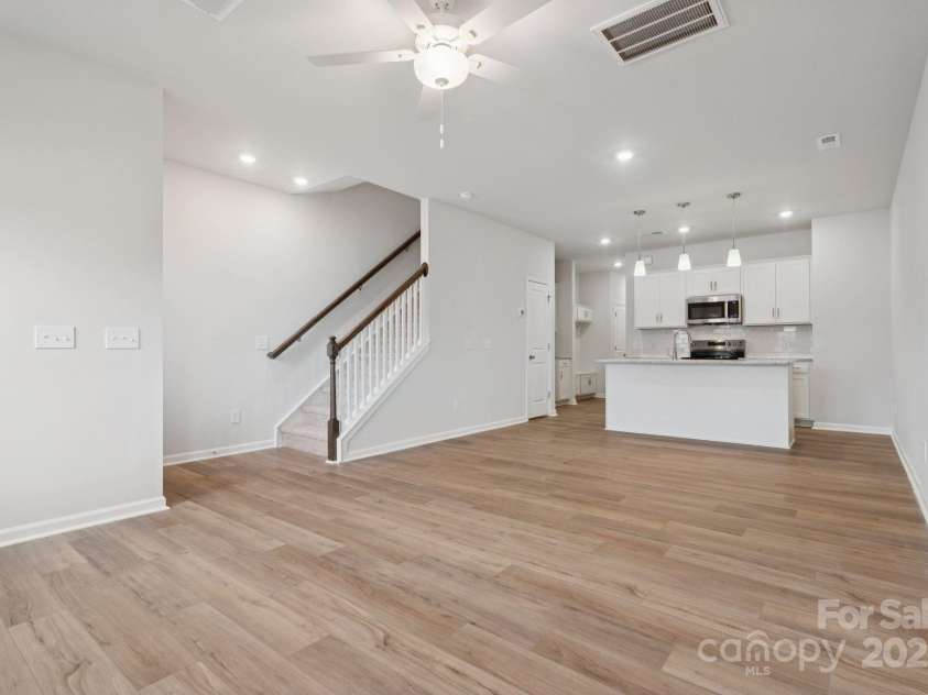 4742 Lakeview Road, Charlotte, NC 28216.  MLS# CAR4261326, YatesRealty ID 3891. Family Room view